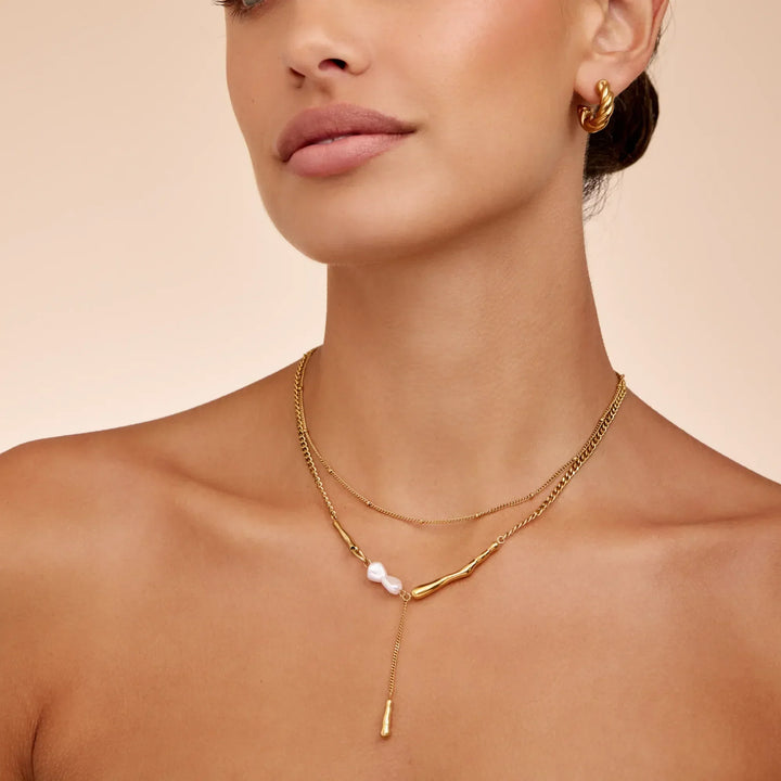 Elara Pearl Bar Necklace